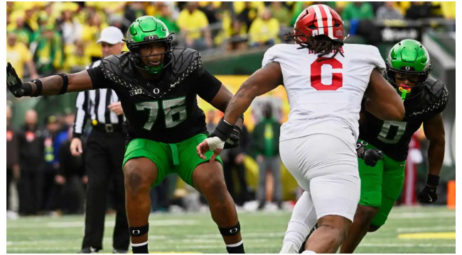 Oregon OT Isaiah World erlitt zerrissene ACL während CFP Spiel gegen Indiana