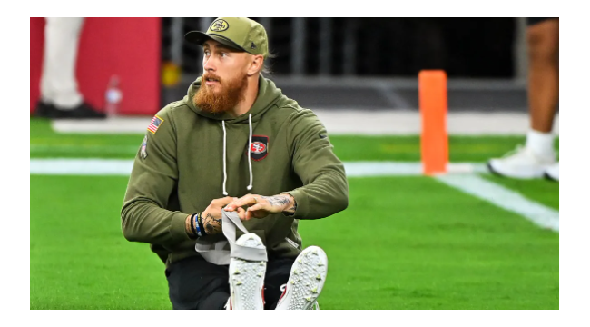 49ers' George Kittle schließt sich 1 Called Manders im Ring während des WrestleMania-Wochenendes an