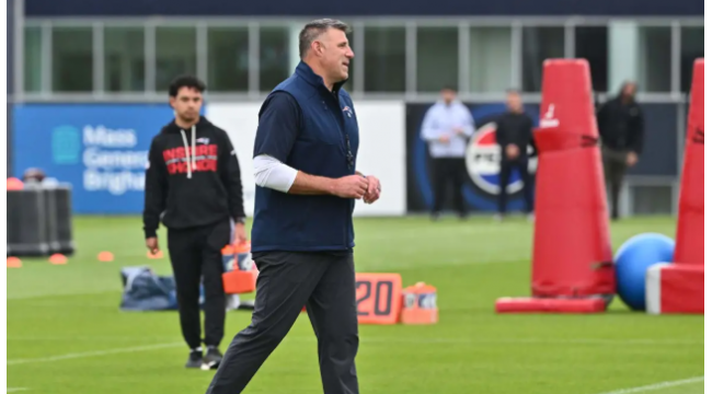 Patriots' Mike Vrabel erhält laute Ovation bei Drake Mayes Promi-Softball-Spiel