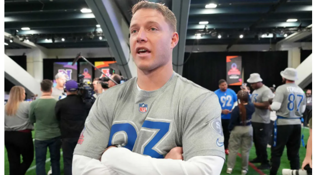 Olivia Culpo fängt 49ers Christian McCaffreys hinterliegene UFC-Bewegung