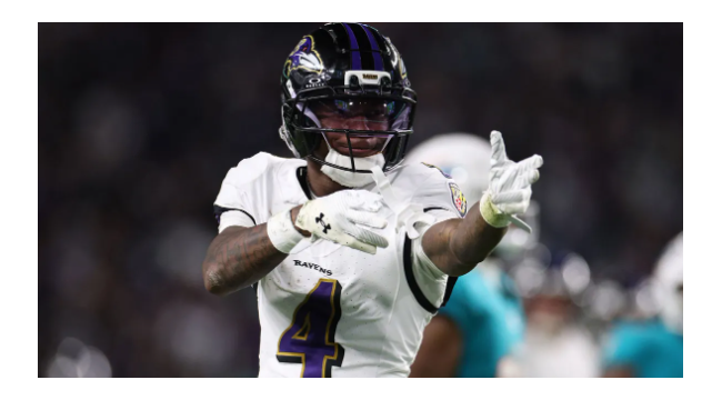 Ravens Zay Flowers leuchtet über Jesse Minter während der ersten Offseason als Trainer