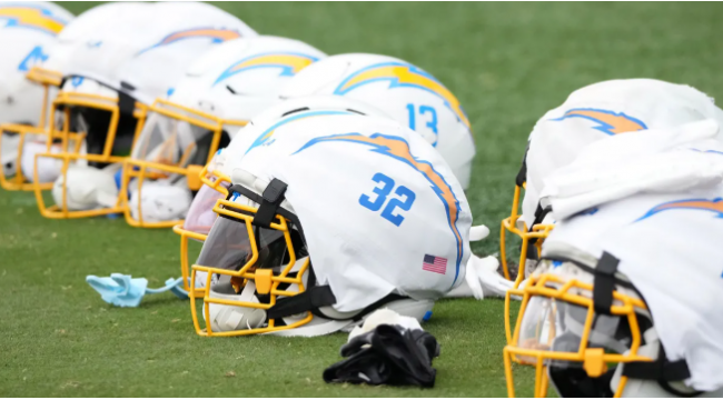 4 Schritte, die Lader machen müssen, um Gehalts-Cap-Platz in der 2026 NFL-Offseason zu lösen