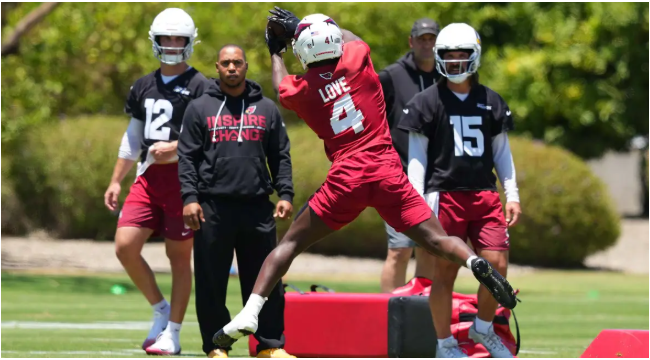 Cardinals' Jacoby Brissett fällt Jeremiyah Love auf, die Arizona-Fans auffeuern wird