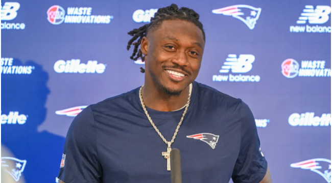 Patriots' A.J. Brown zieht Randy Moss Vergleich nach Mikrofon-Drop-Moment