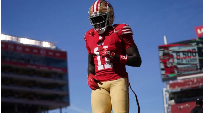 49ers' Brandon Aiyuk übt bereits Touchdown-Tänze in seinem Bademantel