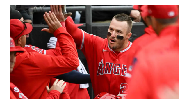 Angels Of Mike Trout bekommt die beste Fankarte von Eagles